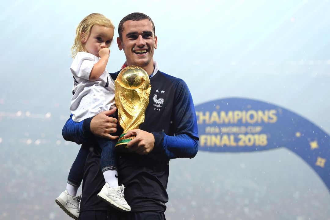 Antoine Griezmann posa con una de sus hijas tras conquistar el Mundial 2018