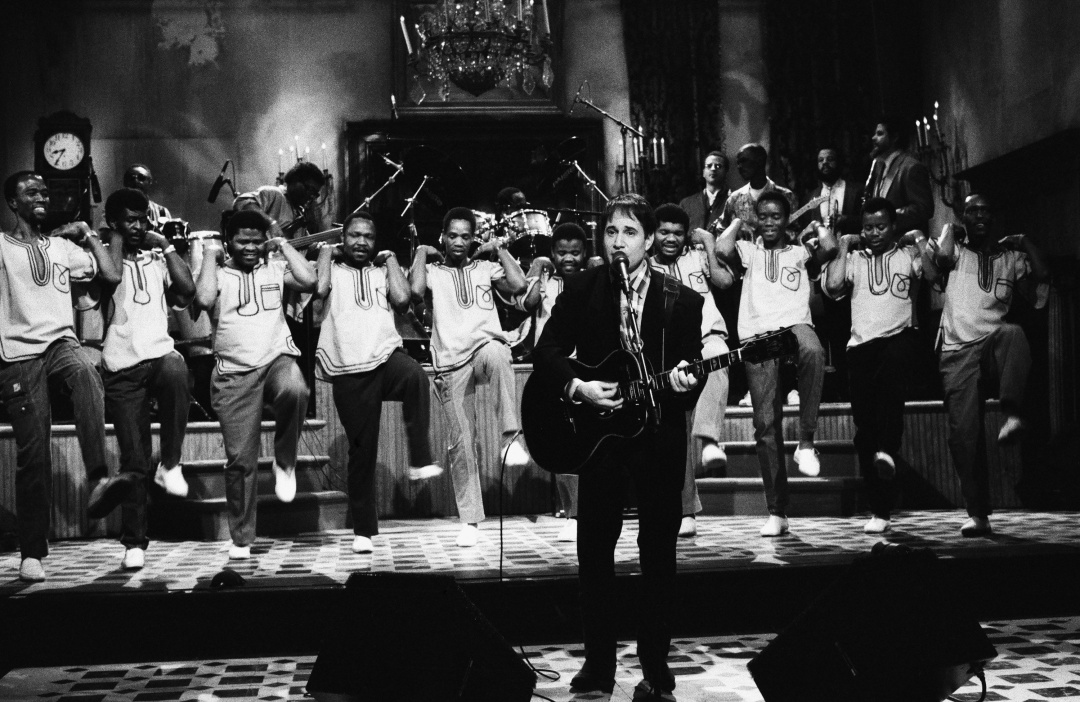 Paul Simon junto a Ladysmith Black Mambazo en una actuación en Saturday Night Live en 1986