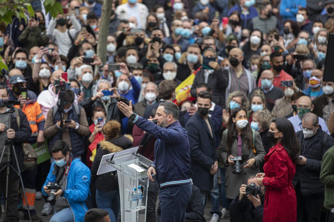 The prosecution asks for more than 4 years in prison for throwing cobblestones at policemen at a Vox rally |  Radio Vigo