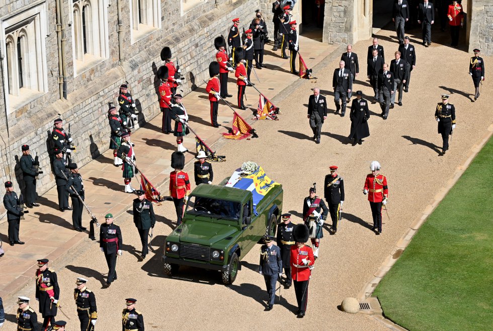 El féretro del duque de Edimburgo, en el Land Rover que él muismo preparó. El féretro del duque de Edimburgo, en el Land Rover que él muismo preparó.