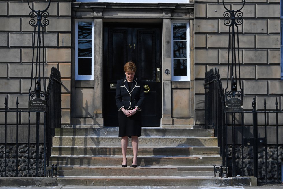 La primera ministra escocesa, Nicola Sturgeon, guarda un minuto de silencio por el duque de Edimburgo. La primera ministra escocesa, Nicola Sturgeon, guarda un minuto de silencio por el duque de Edimburgo.