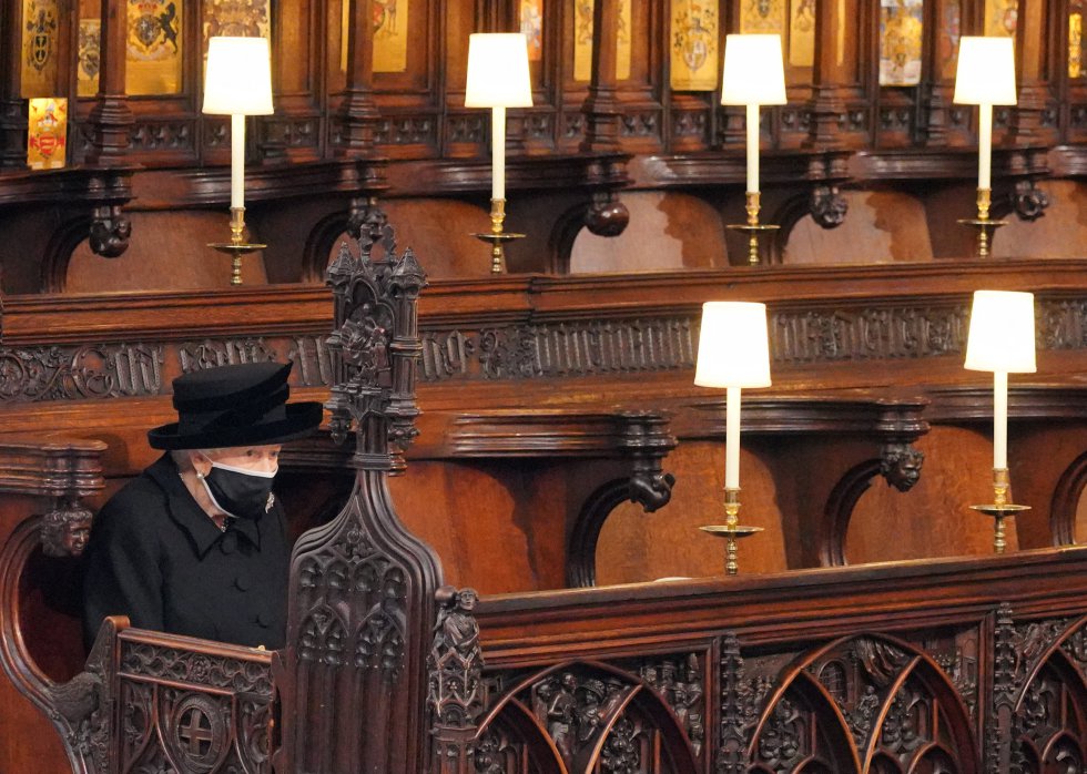 La reina Isabel II toma asiento en Saint George's Chapel. La reina Isabel II toma asiento en Saint George's Chapel.