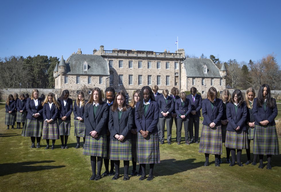 Los alumnos actuales del colegio donde estudió el duque de Edimburgo guardan un minuto de silencio. Los alumnos actuales del colegio donde estudió el duque de Edimburgo guardan un minuto de silencio.