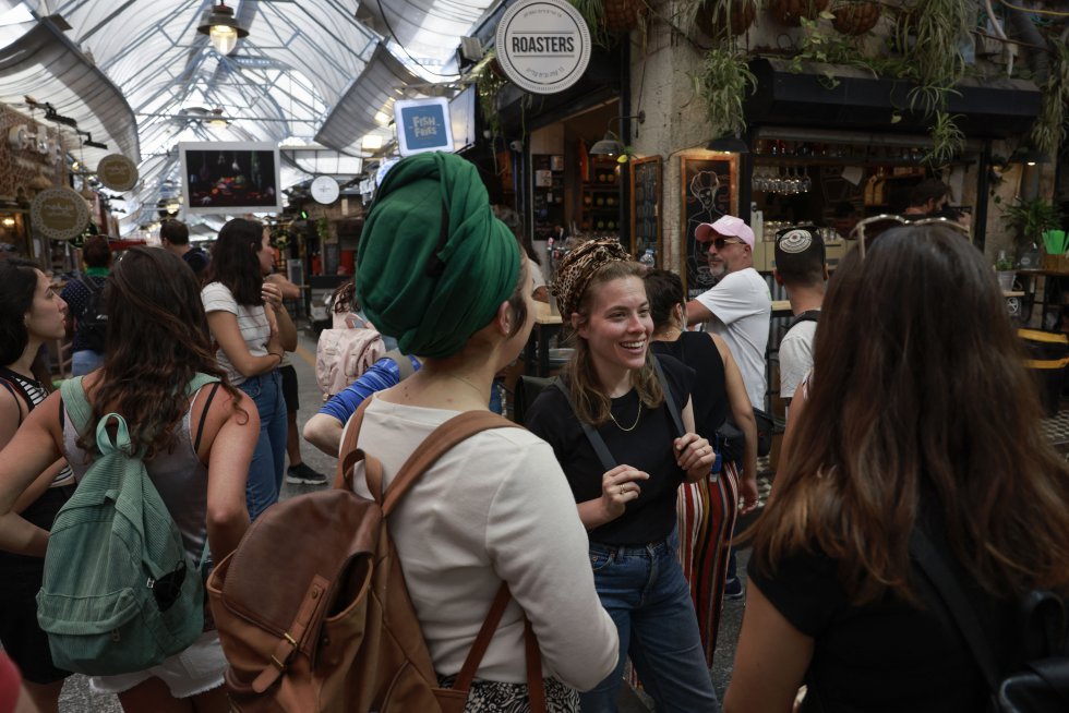 Un grupo de chicas conversan sin mascarilla en un mercado de Jerusalem. Un grupo de chicas conversan sin mascarilla en un mercado de Jerusalem.