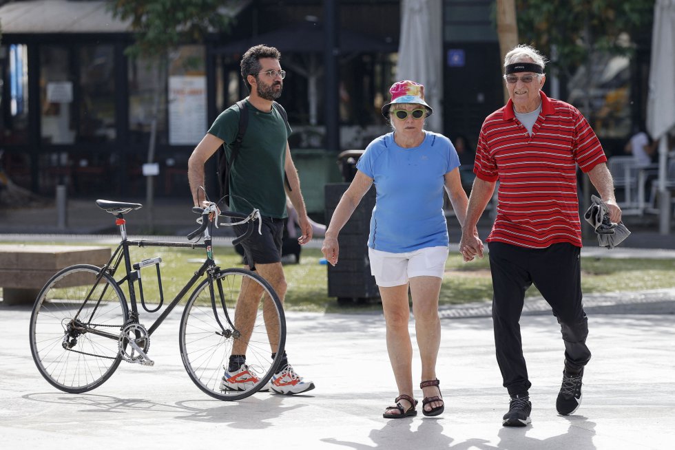 Una pareja de ancianos de Israel pasea sin mascarilla por las calles de Tel Aviv. Una pareja de ancianos de Israel pasea sin mascarilla por las calles de Tel Aviv.