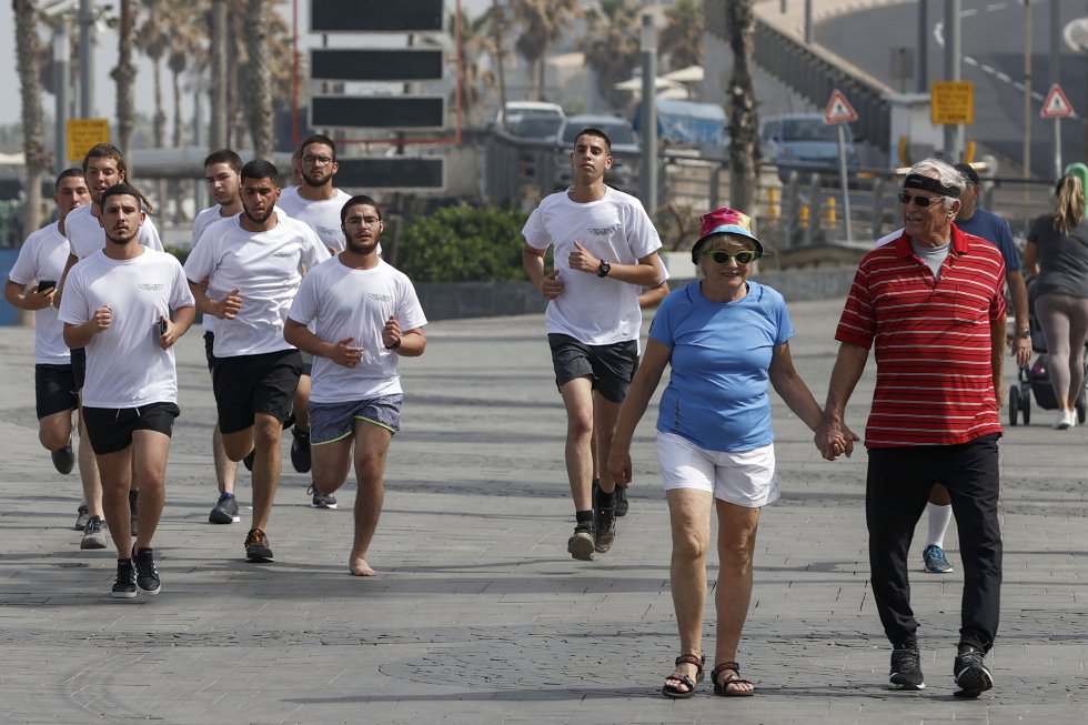 Una pareja de ancianos de Israel pasea sin mascarilla por las calles de Tel Aviv. Una pareja de ancianos de Israel pasea sin mascarilla por las calles de Tel Aviv.