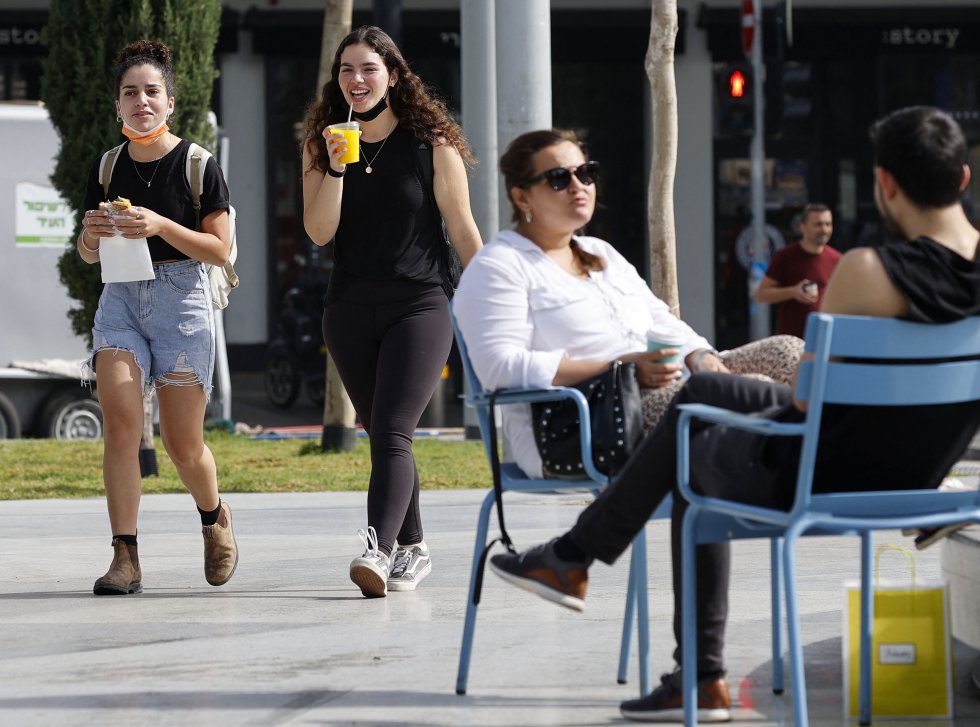 Dos chicas conversan sin mascarilla en una terraza de Tel Aviv. Dos chicas conversan sin mascarilla en una terraza de Tel Aviv.