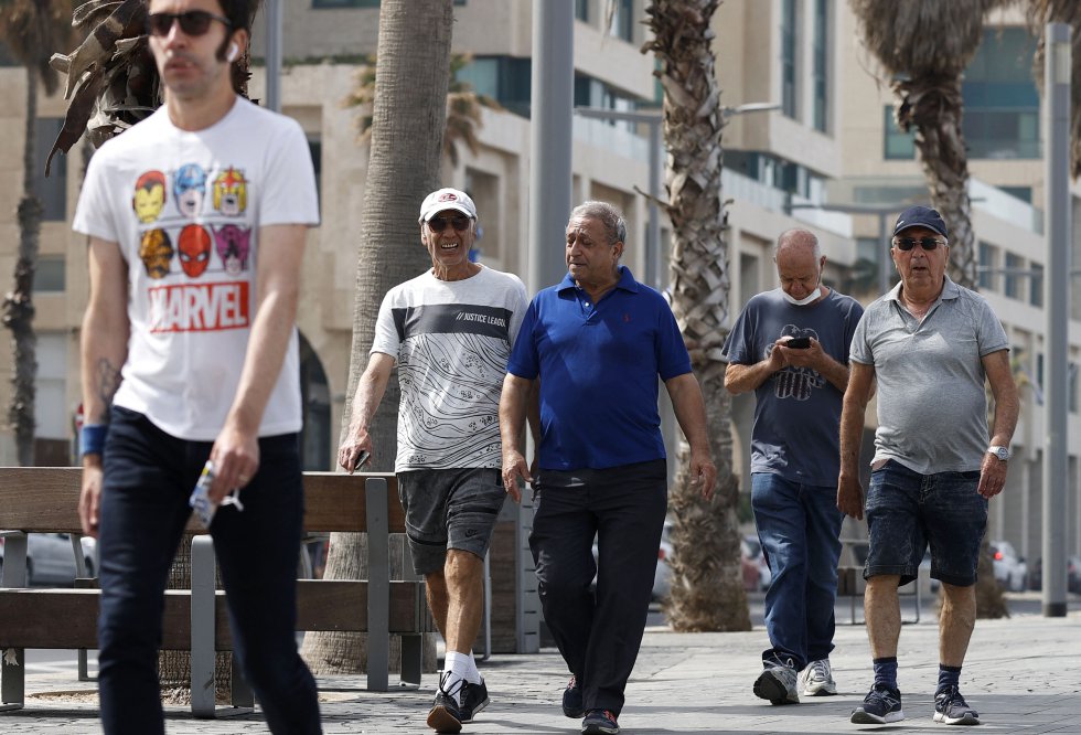 Un grupo de mayores pasean sin mascarilla por las calles de Tel Aviv. Un grupo de mayores pasean sin mascarilla por las calles de Tel Aviv.
