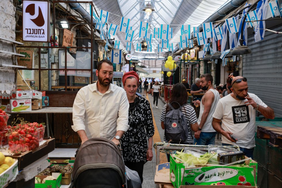 Personas sin mascarilla en un mercado de Jerusalem. Personas sin mascarilla en un mercado de Jerusalem.