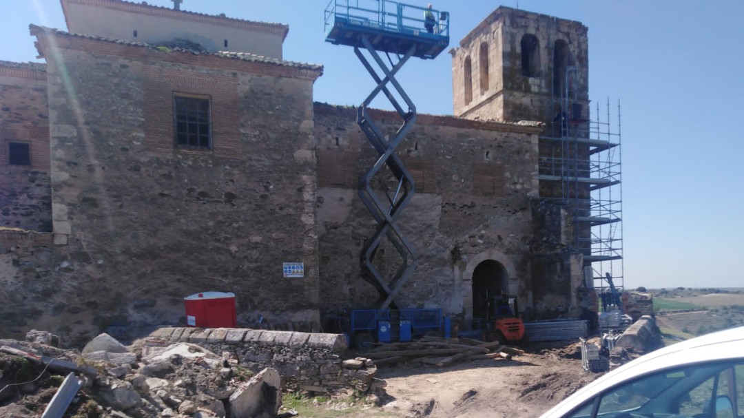 Los Kikos inician la rehabilitación de la iglesia de Fuentes en Carbonero el Mayor