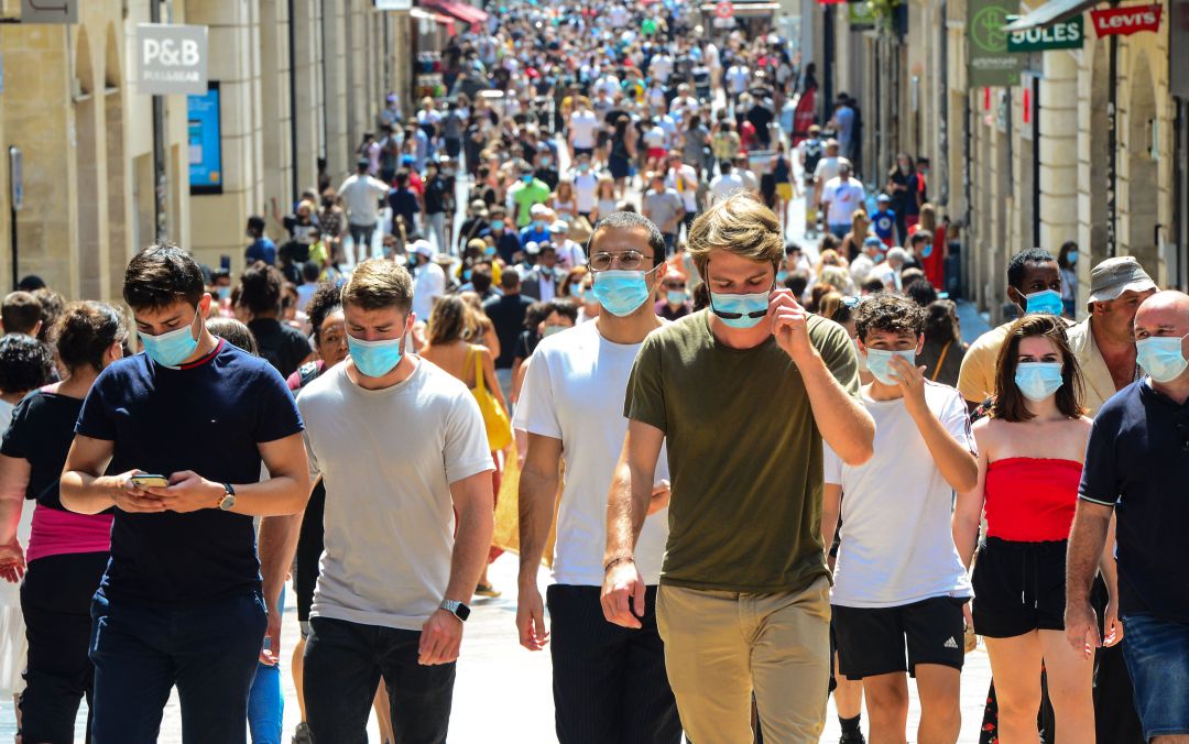 Cuándo dejaremos de utilizar mascarilla al aire libre? Esta es la previsión  optimista de Salud Pública | Sociedad | Cadena SER