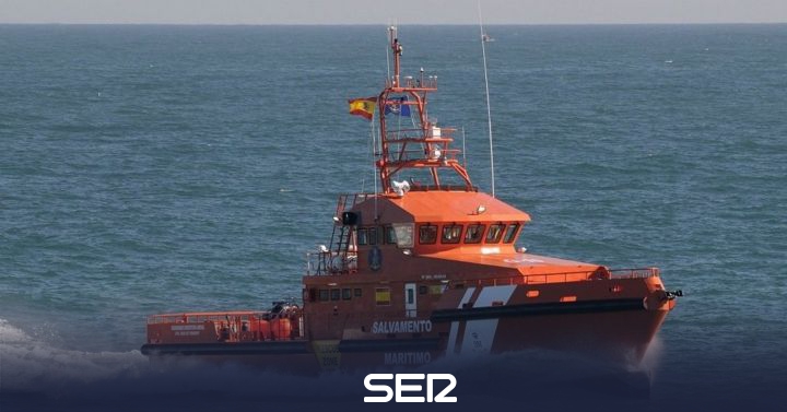 Maritime Rescue approaches the cayuco with 17 bodies on board |  Radio Club Tenerife