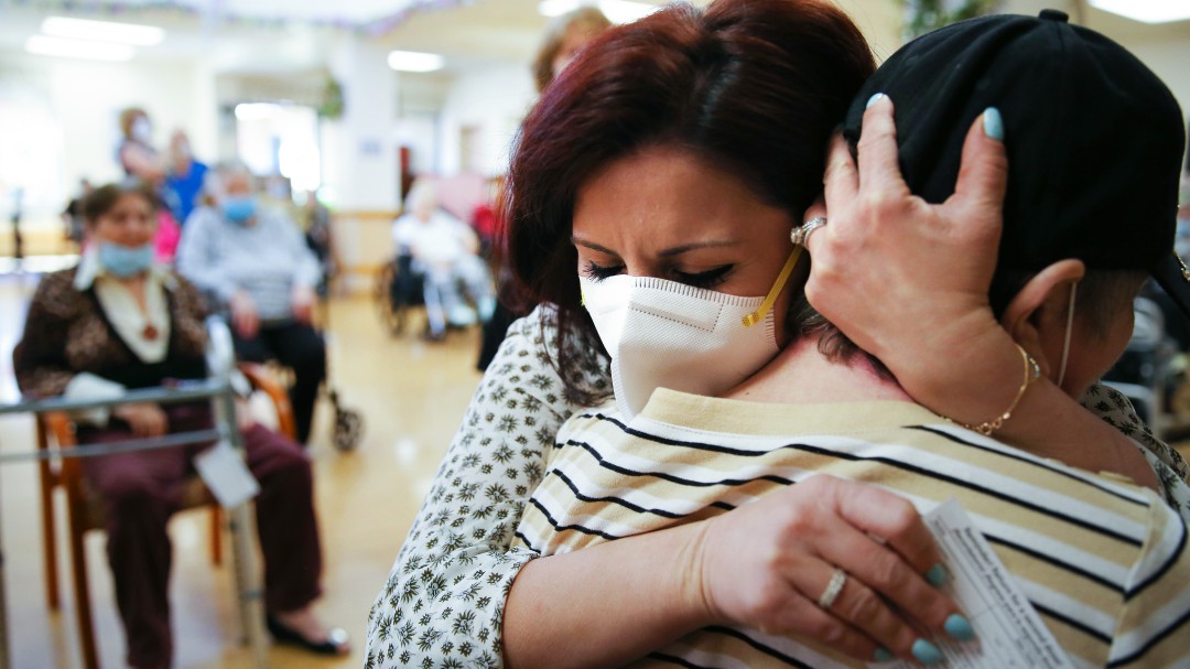 ¿Puedo abrazar y besar a las personas vacunadas sin riesgo al contagio o a contagiar?