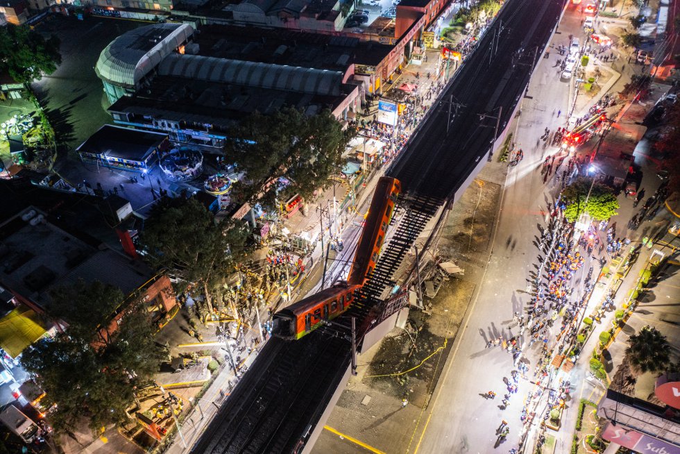 Vista aérea de la escena después de que una sección elevada de la vía del metro en la Ciudad de México, que transportaba vagones de tren con pasajeros, se derrumbara en una carretera muy transitada Vista aérea de la escena después de que una sección elevada de la vía del metro en la Ciudad de México, que transportaba vagones de tren con pasajeros, se derrumbara en una carretera muy transitada