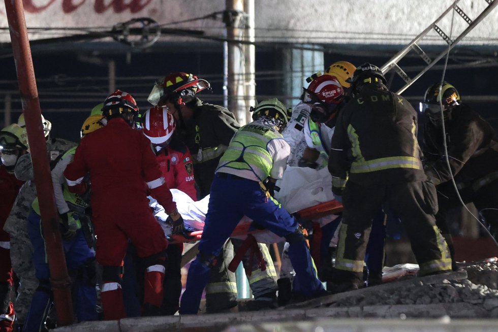 Durante un rato se ha interrumpido el rescate porque el tren estaba "muy débil" y se esperó la llegada de una grúa para poder continuar Durante un rato se ha interrumpido el rescate porque el tren estaba "muy débil" y se esperó la llegada de una grúa para poder continuar