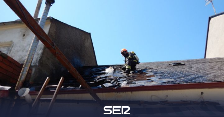 Un incendio en una chimenea provoca daños en la cubierta de una