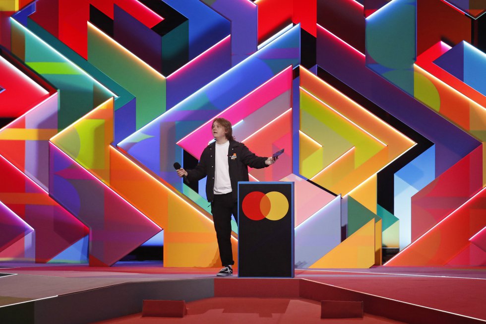 Lewis Capaldi presenta el album ganador de Dua Lipa, Future Nostalgia. Lewis Capaldi presenta el album ganador de Dua Lipa, Future Nostalgia.