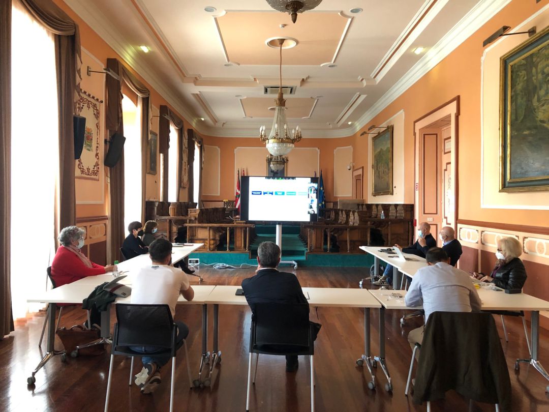 José Antonio Santano con los delegados de Movilidad y Desarrollo Sostenible, Borja Olazabal, y de Urbanismo, Miguel Ángel Páez, acompañados por técnicos municipales José Antonio Santano con los delegados de Movilidad y Desarrollo Sostenible, Borja Olazabal, y de Urbanismo, Miguel Ángel Páez, acompañados por técnicos municipales