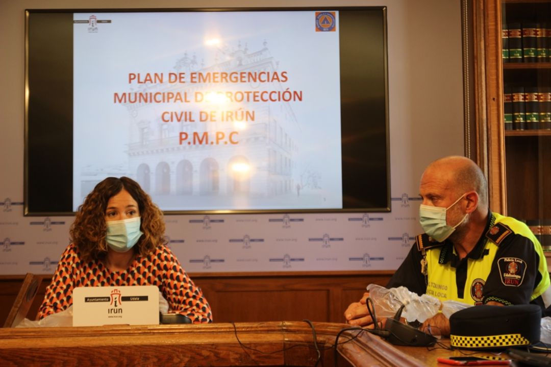 La delegada de Policía Local, Cristina Laborda, y ele Jefe Policía local, Juan José Aizpiolea