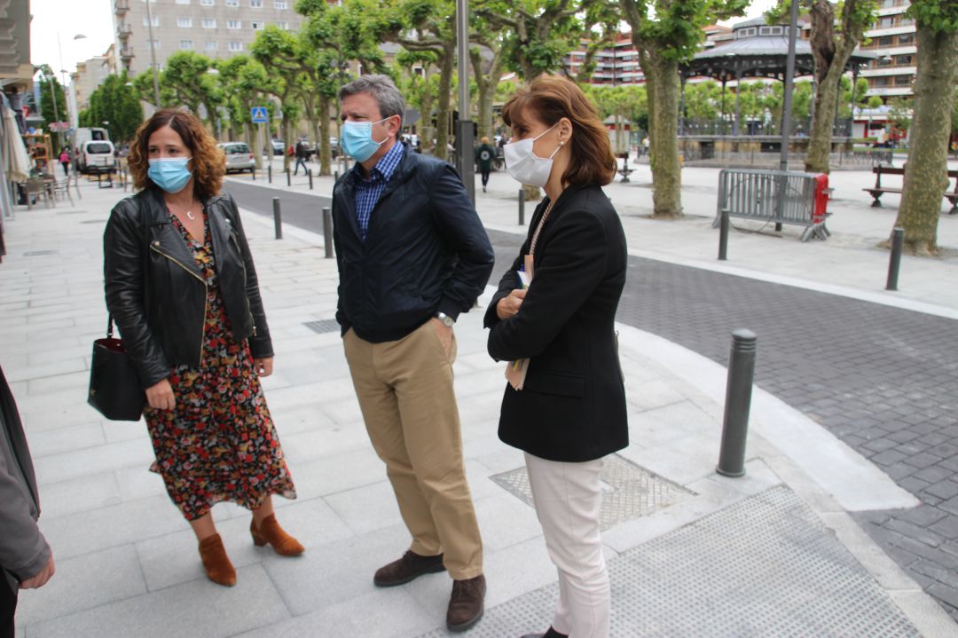 Jose Antonio Santano, alcalde de Irun, Cristina Laborda, delegada de Obras y Ana Baena, técnica del área.  