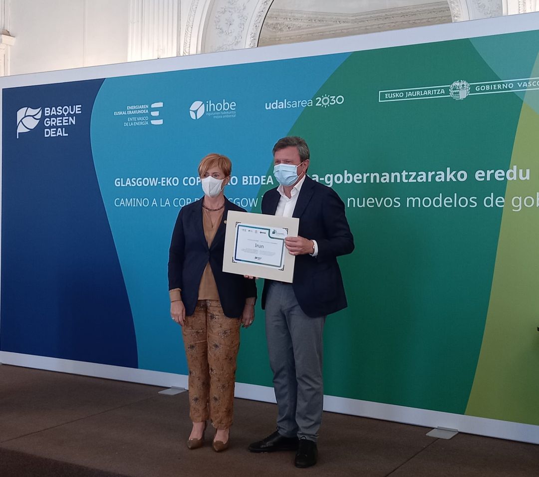 José Antonio Santano y Arantxa Tapia recibiendo el diploma que acredita el compromiso del Ayuntamiento de Irun con la sostenibilidad y la eficiencia energética
