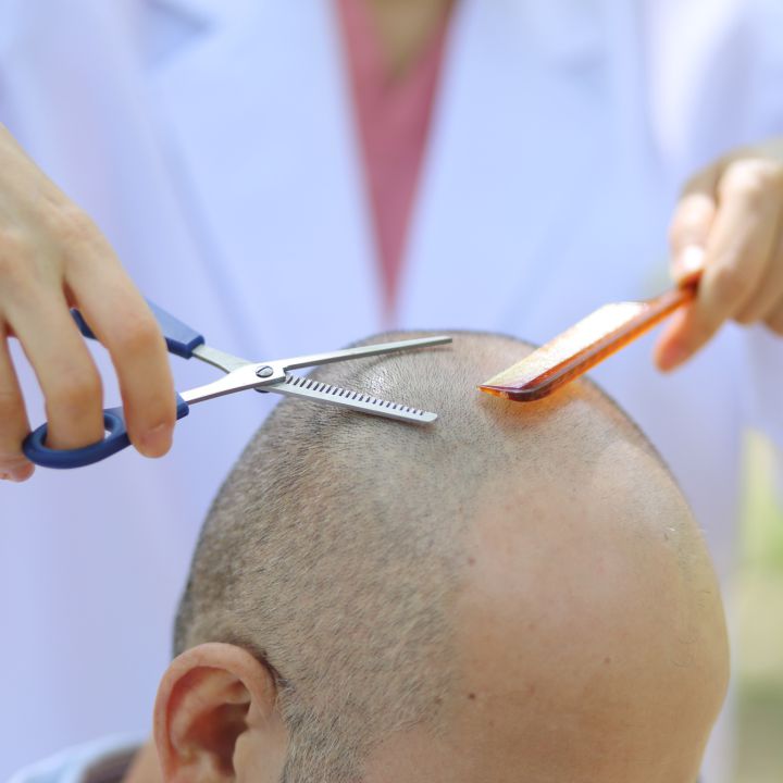 "Me ha enviado esto": un padre se hace viral por su original forma de demostrarle a su hija que no está calvo