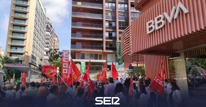 BBVA workers concentrate against layoffs that could lead to the closure of ten offices in Alicante |  Radio Alicante |  Present