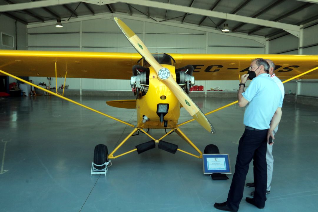 L'avió 'Piper J3' a l'hangar del Reial Aeri Club de Lleida a les instal·lacions de l'Aeroport de Lleida-Alguaire, el 3 de juny del 2021.