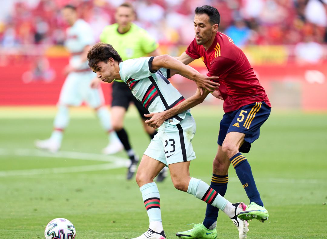 Busquets intenta robar el balón a Joao Félix en el amistoso entre España y Portugal del pasado viernes