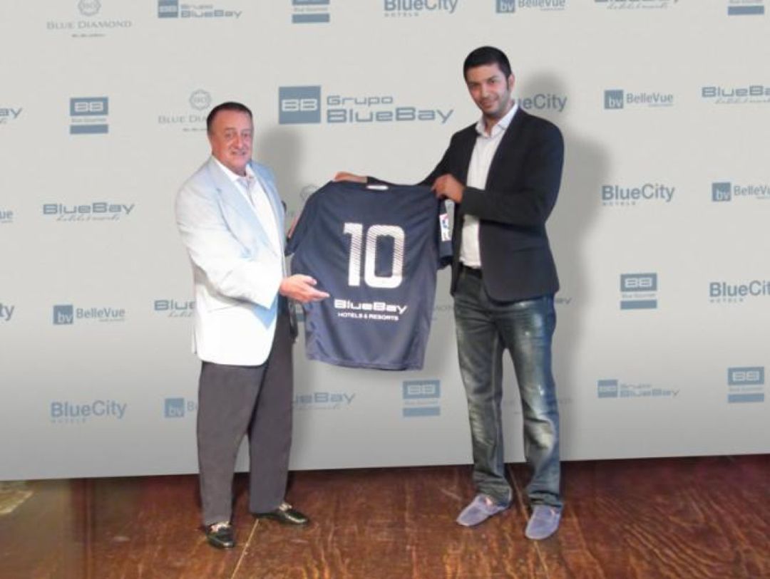 El que fuera vicepresidente del Málaga, Moayad Shatat, junto a un directivo de BlueBay en la presentación del patrocinio