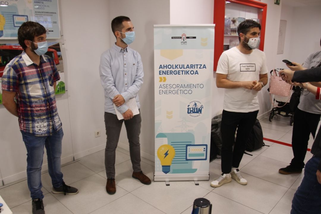 El delegado de Movilidad Borja Olazabal, el portavoz de Elkarrekin Podemos Ezker Anitza-IU, David Nuño y el que encargado del servicio Andoni ArrotaJauregui El delegado de Movilidad Borja Olazabal, el portavoz de Elkarrekin Podemos Ezker Anitza-IU, David Nuño y el que encargado del servicio Andoni ArrotaJauregui