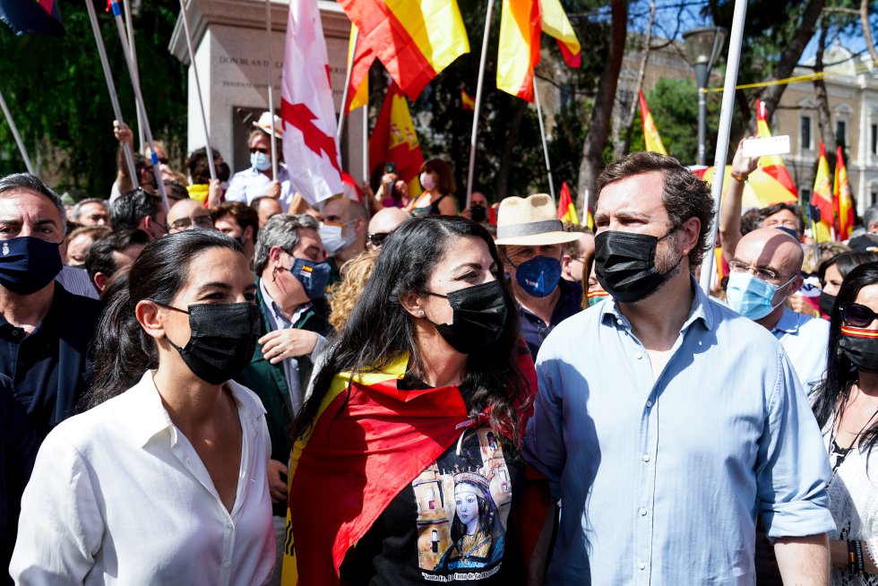 La presidenta de Vox en la Comunidad de Madrid, Rocío Monasterio, junto a los diputados en el Congreso, Macarena Olona e Iván Espinosa de los Monteros. La presidenta de Vox en la Comunidad de Madrid, Rocío Monasterio, junto a los diputados en el Congreso, Macarena Olona e Iván Espinosa de los Monteros.