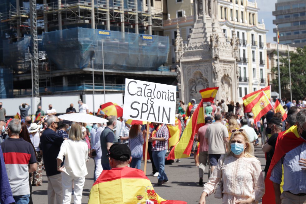 Varios ciudadanos concentrados en Colón para protestar contra los indultos de los presos del ´procés'. Varios ciudadanos concentrados en Colón para protestar contra los indultos de los presos del ´procés'.