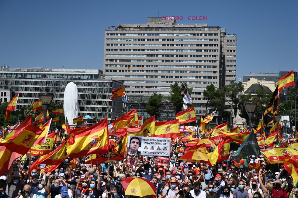 Manifestantes en la plaza de Colón con banderas de España. Manifestantes en la plaza de Colón con banderas de España.