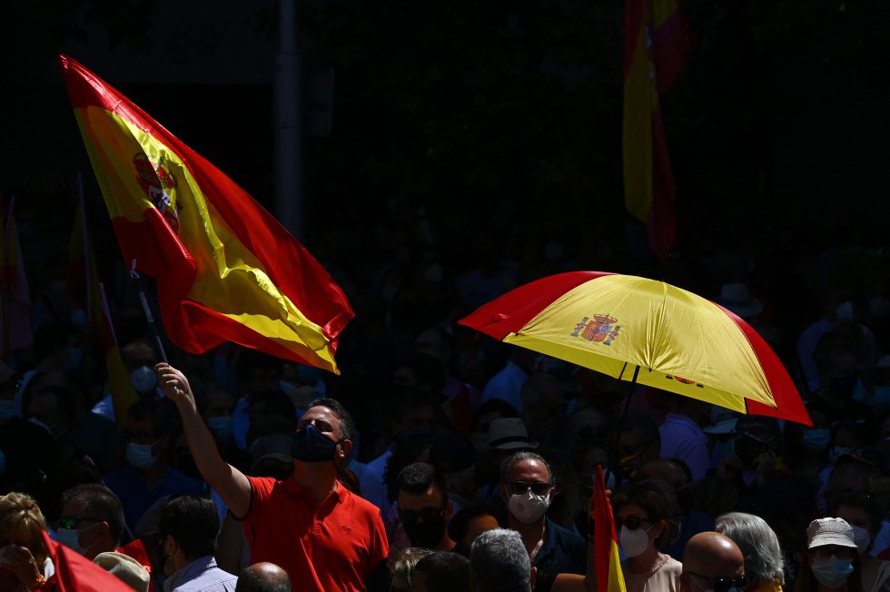 Manifestantes en la plaza de Colón con banderas de España. Manifestantes en la plaza de Colón con banderas de España.