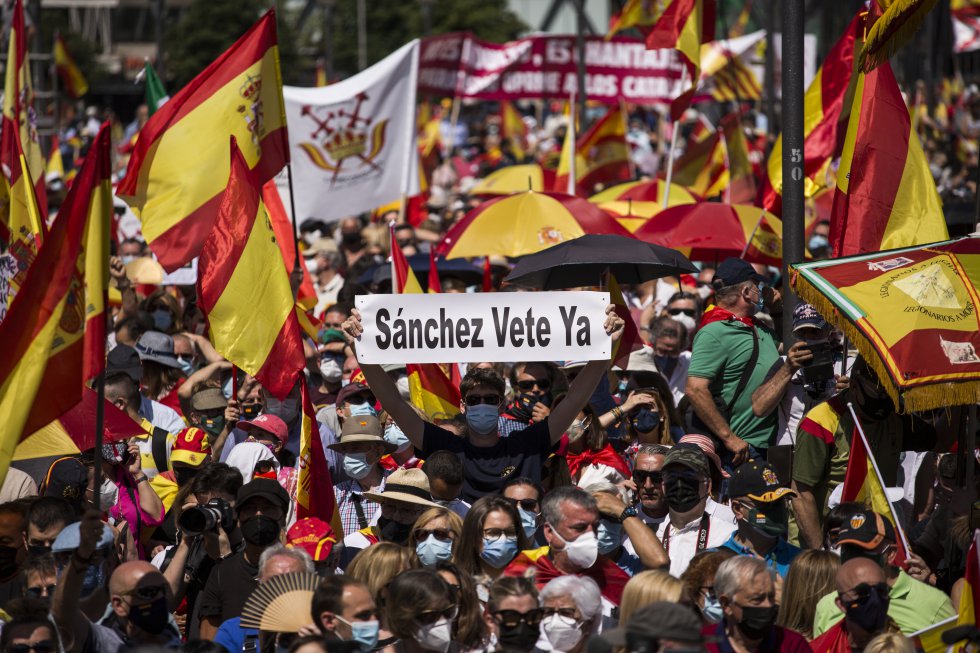 Manifestantes en la plaza de Colón con banderas de España. Manifestantes en la plaza de Colón con banderas de España.