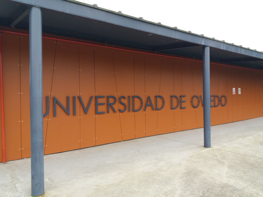 Fachada exterior del polideportivo del CAU, en Oviedo