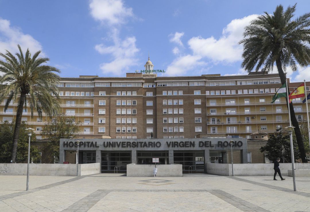 Entrada principal al Hospital Universitario Virgen del Rocío de Sevilla
