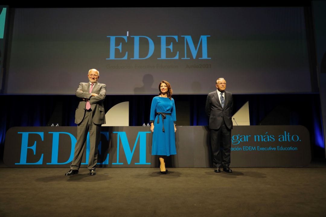 Juan Roig, Hortensia Roig e Isidro Fainé, en la graduación que ha celebrado EDEM este jueves en el Palacio de Congresos