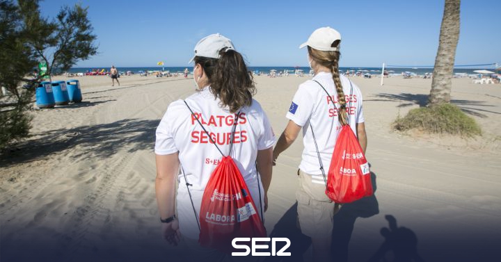 33 young people hired as beach informants in Gandia |  Radio Gandia