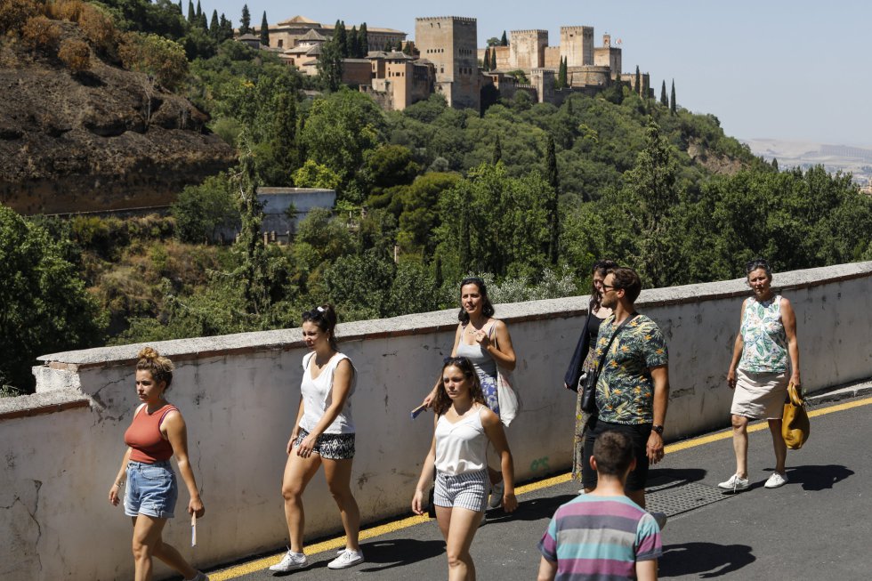 Turistas con y sin mascarillas por las calles de Granada Turistas con y sin mascarillas por las calles de Granada