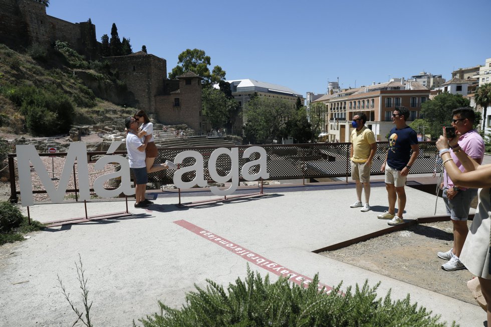 Una pareja se besa en el Alcazaba, en Málaga Una pareja se besa en el Alcazaba, en Málaga