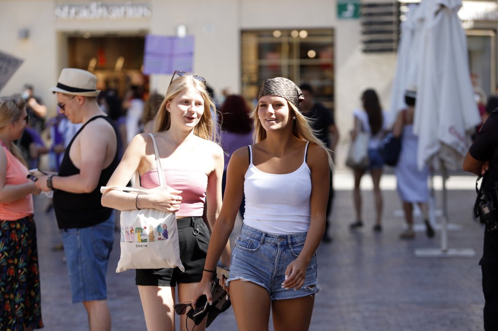 Dos jóvenes sin mascarillas en la calle Larios, en Málaga Dos jóvenes sin mascarillas en la calle Larios, en Málaga