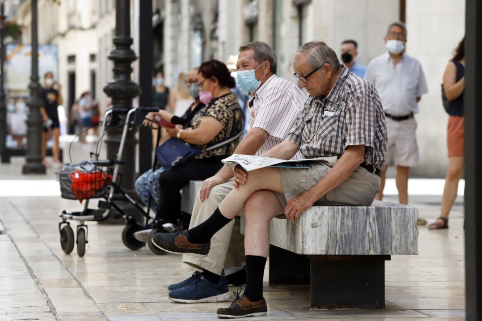 Dos jóvenes sin mascarillas en la calle Larios, en Málaga Dos jóvenes sin mascarillas en la calle Larios, en Málaga
