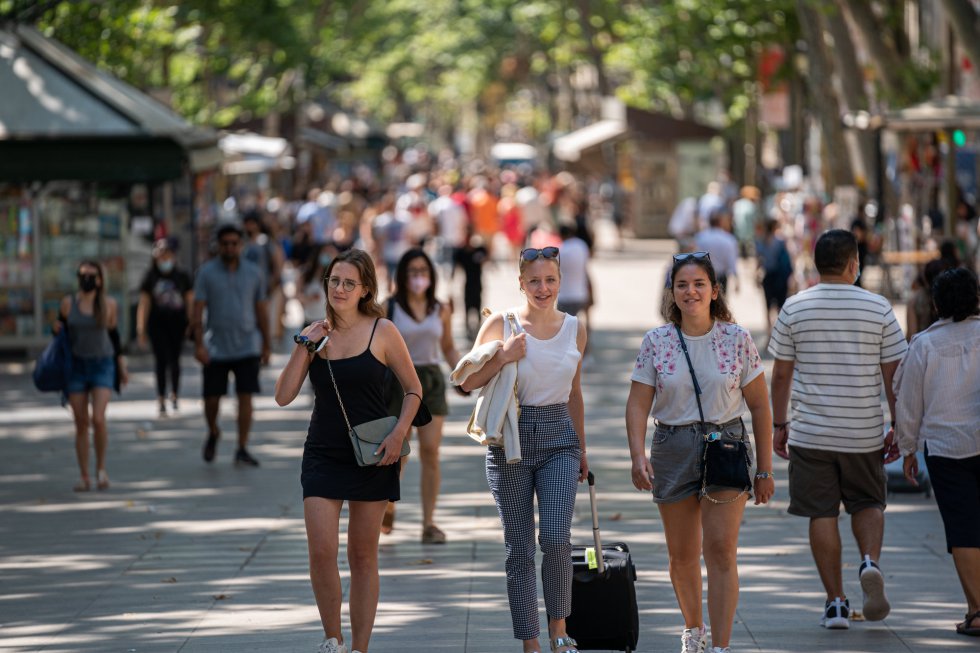 Tres chicas pasean sin mascarilla por Las Ramblas, en Barcelona Tres chicas pasean sin mascarilla por Las Ramblas, en Barcelona