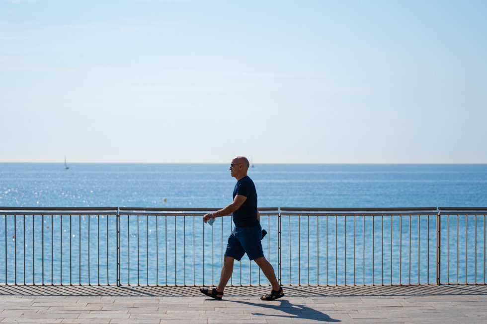 Un hombre pasea sin mascarilla por la Barceloneta, en Barcelona Un hombre pasea sin mascarilla por la Barceloneta, en Barcelona