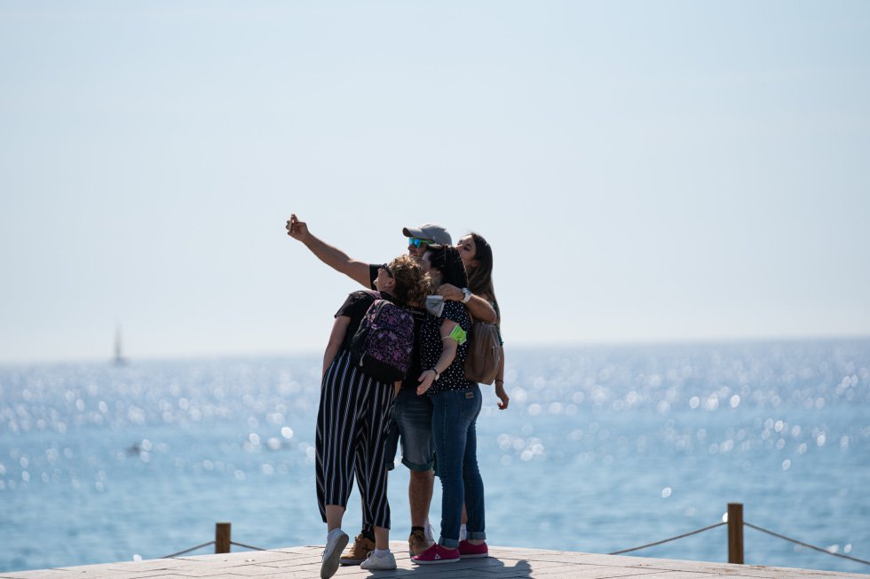 Un grupo de personas se hace un 'selfie', en Barcelona Un grupo de personas se hace un 'selfie', en Barcelona