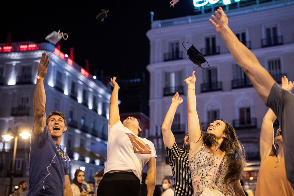 Varias personas celebran el fin del uso obligatorio de la mascarilla en espacios abiertos en la Puerta del Sol, en Madrid Varias personas celebran el fin del uso obligatorio de la mascarilla en espacios abiertos en la Puerta del Sol, en Madrid