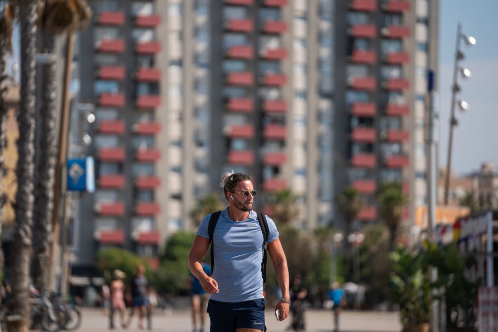 Un chico pasea sin mascarilla por la Barceloneta, en Barcelona Un chico pasea sin mascarilla por la Barceloneta, en Barcelona