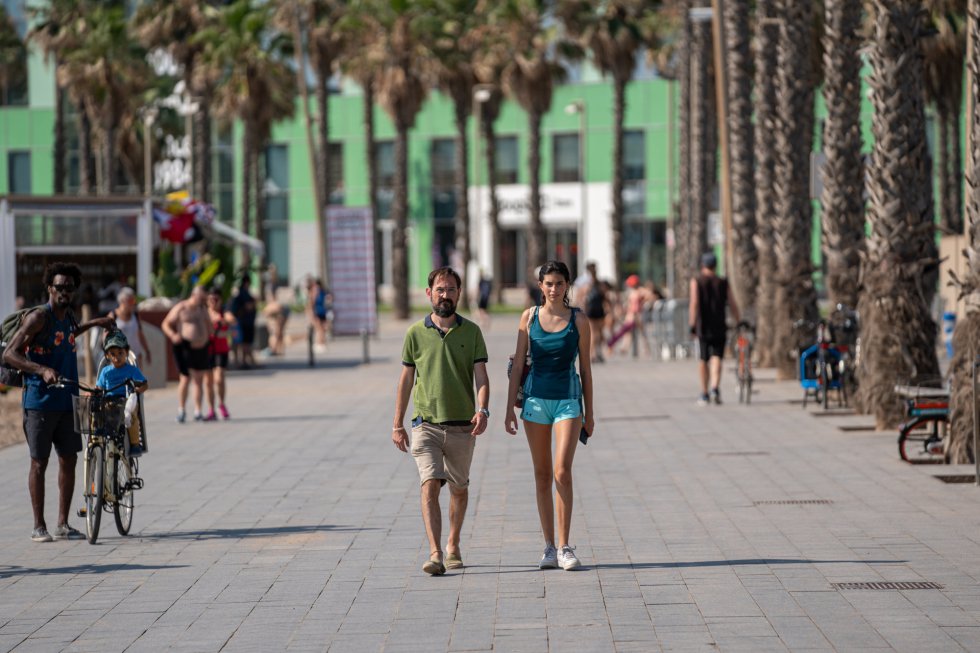 Una pareja pasea sin mascarilla delante del Hotel Vela, en Barcelona Una pareja pasea sin mascarilla delante del Hotel Vela, en Barcelona